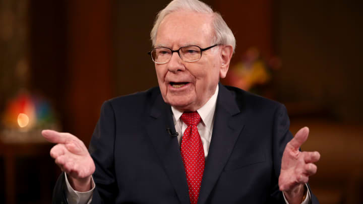 Warren Buffett'ın Berkshire Hathaway'in 347 Milyar Dolarlık Nakit Rezervine Ne Yapması Gerekiyor?