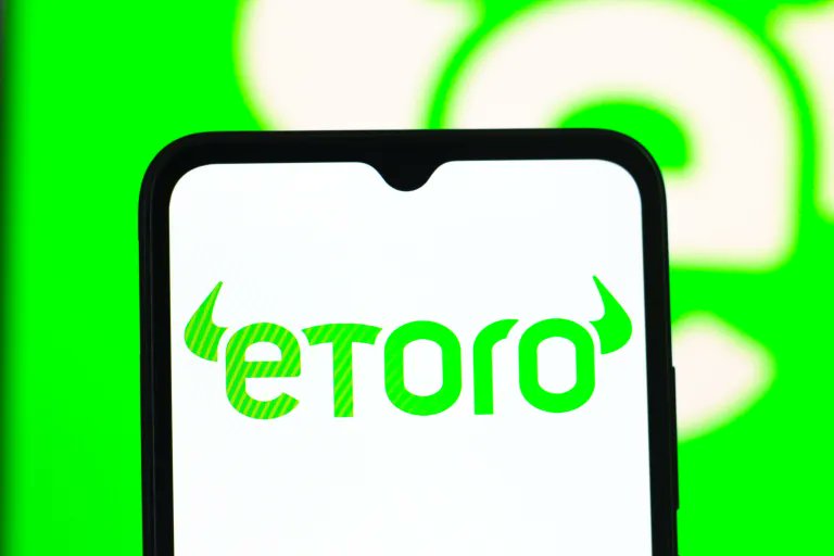 eToro Hisseleri İlk Gün Açılışında %30 Yükselerek 6 Milyar Dolarlık Değerlemeye Ulaştı