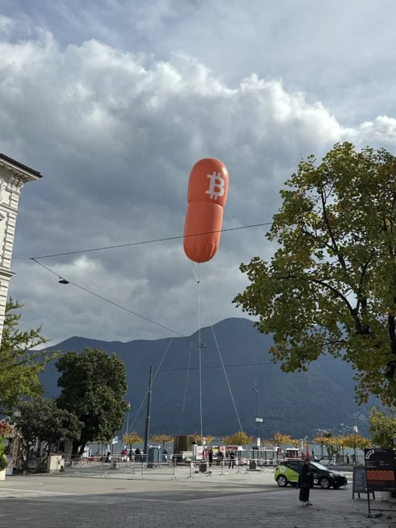 Lugano'da Dev Turuncu Bitcoin Hapı Heykele Dönüştü